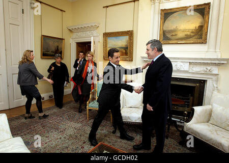 Il primo ministro britannico Gordon Brown dà il benvenuto al presidente francese Nicolas Sarkozy a 10 Downing Street, Londra. Foto Stock