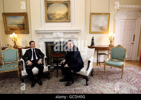 Il primo ministro britannico Gordon Brown dà il benvenuto al presidente francese Nicolas Sarkozy a 10 Downing Street, Londra. Foto Stock