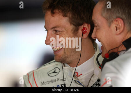 Jenson Button della McLaren (a sinistra) e il CEO Martin Whitmarsh in garage durante la sessione di prove al Bahrain International Circuit di Sakhir, Bahrain. Foto Stock