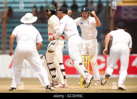 La Ian Bell dell'Inghilterra celebra il fatto che Paul Collingwood, durante il primo test al Jahur Ahmed Chowdhury Stadium di Chittagong, Bangladesh, abbia catturato Junaid Siddique. Foto Stock