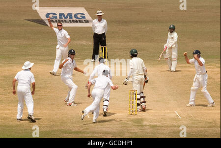 Il Bangladesh Junaid Siddique viene catturato da Paul Collingwood in Inghilterra durante il primo test al Jahur Ahmed Chowdhury Stadium di Chittagong, Bangladesh. Foto Stock