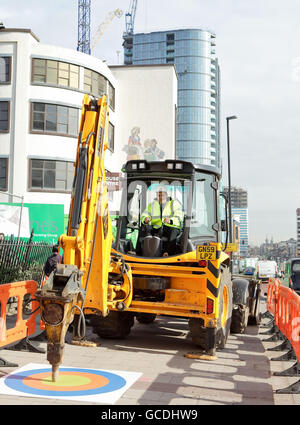 Shahid Malik, Sottosegretario di Stato per le Comunità e il governo locale "spezza il terreno" della Stratford High Street di Londra, che ha segnato oggi l'inizio di un programma di miglioramento di 12 mesi, di 10 milioni finanziato da LTGDC, con lavori svolti dal Consiglio Newham, Che mira a respirare nuova vita in High Street e fanno parte della rete stradale olimpica, che sarà una strada principale per i Giochi e anche parte della rotta maratona nel 2012, in viaggio per lo Stadio Olimpico. Foto Stock