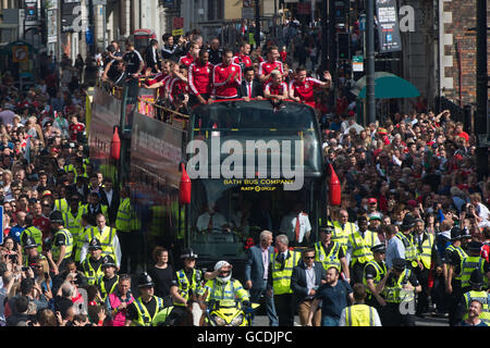 Il Welsh football team sono accolti a casa con una celebrazione pubblica evento in Cardiff dopo aver raggiunto le semifinali di Euro 2016 Foto Stock