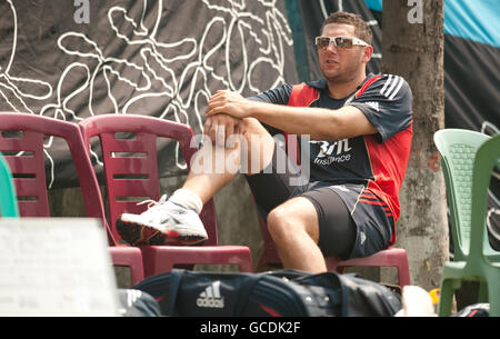 Cricket - sessione dei Nets dell'Inghilterra - Stadio Nazionale di Shere Bangla. Il Tim Brennan inglese si rilassa durante una sessione di reti allo Shere Bangla National Stadium, Mirpur, Dhaka. Foto Stock