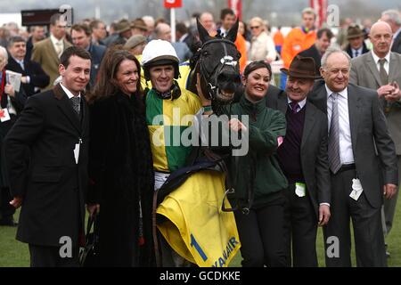 Tony McCoy (al centro) celebra la vittoria della Ryanair Chase (registrata come Festival Trophy Chase) su Albertas Run con l'allenatore Jonjo o'Neill (seconda a destra) Foto Stock