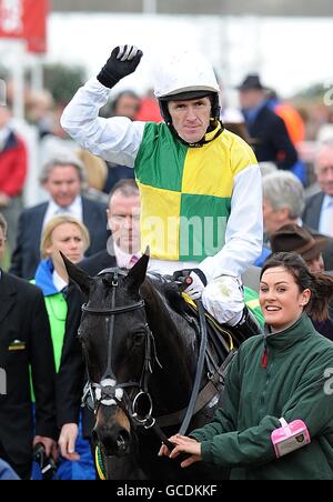 Corse ippiche - Festival di Cheltenham 2010 - terzo giorno. Jockey Tony McCoy celebra la vittoria della Ryanair Chase (registrata come Festival Trophy Chase) su Albertas Run Foto Stock