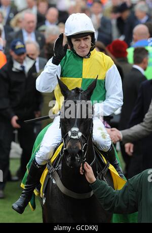 Jockey Tony McCoy celebra la vittoria del Ryanair Chase (Registrato come Festival Trophy Chase) su Albertas Run Foto Stock