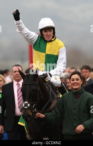 Tony McCoy celebra la vittoria del Ryanair Chase (Registrato come Festival Trophy Chase) su Albertas Run Foto Stock