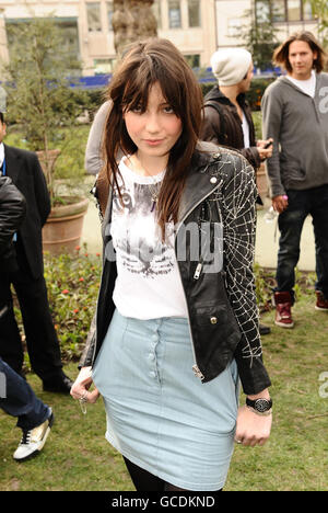 Daisy Lowe arriva alla stanza della moda mobile di Harvey Nichols a Hanover Square, Londra. Foto Stock