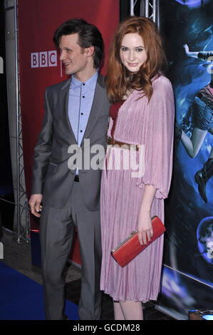 L'undicesimo Dottore Who, attore Matt Smith, e il suo compagno Amy Pond, attrice Karen Gillian, arrivano alla proiezione di un episodio della nuova serie Doctor Who a Cineworld, Cardiff. Foto Stock