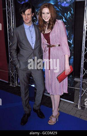 L'undicesimo Dottore Who, attore Matt Smith, e il suo compagno Amy Pond, attrice Karen Gillian, arrivano alla proiezione di un episodio della nuova serie Doctor Who a Cineworld, Cardiff. Foto Stock