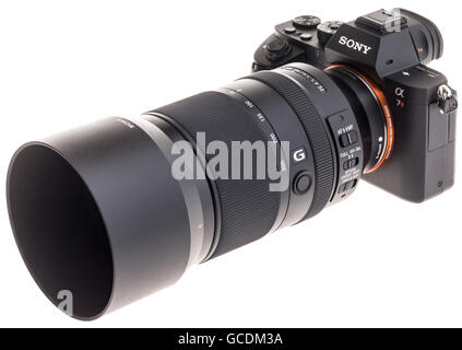 Sony FE focali 70-300mm f/4.5-5.6 G lente OSS - 2016 Introduzione. Alta qualità zoom teleobiettivo per mirrorless SISTEMA FE. Su Sony A7RII corpo. Foto Stock