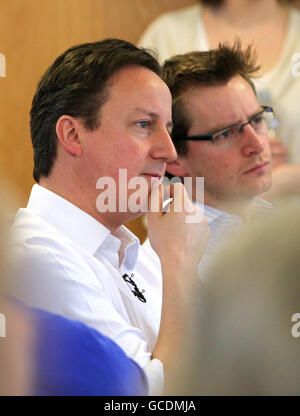 David Cameron, leader del partito conservatore, attende prima di fare un discorso alla St Mary's Church, Putney, nel sud-ovest di Londra. Foto Stock