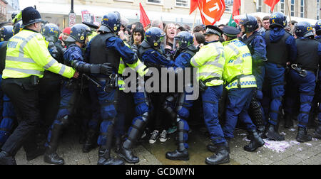 Rivale di gruppi di protesta scontro Foto Stock