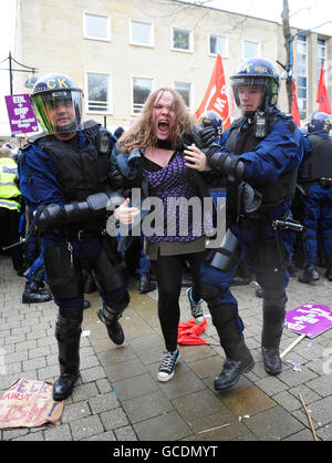 I manifestanti di Unite contro il fascismo si scontrano con la polizia durante una contromondimostrazione contro un rally della Lega della Difesa inglese nel centro di Bolton. Foto Stock