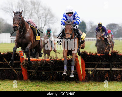 Bella Haze, guidata da David Pritchard continua a vincere la totescoop6 Handicap Hurdle Race durante il Midlands Grand National presso l'ippodromo Uttoxeter, Staffordshire. Foto Stock