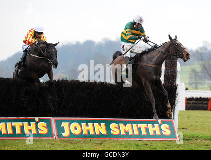 Sincronizzato, guidato da Tony McCoy (a destra) vince davanti a l'Aventure e Jockey Daryl Jacob nel John Smith's Midlands Grand National Steeple Chase durante il Midlands Grand National all'Uttoxeter Racecourse di Staffordshire. Foto Stock