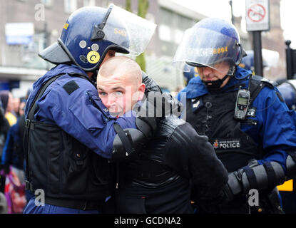 Rivale di gruppi di protesta scontro Foto Stock