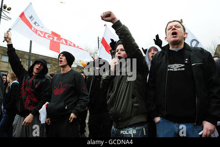 Rivale di gruppi di protesta scontro Foto Stock