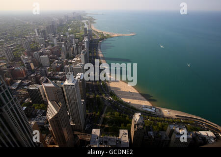 Ombre di grattacieli di Chicago sono espressi su Lake Shore Drive e il Lago Michigan come si vede dal 360 osservatorio di Chicago Foto Stock