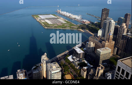Ombre di grattacieli in Chicago compreso il John Hancock Center sono espressi su Lake Shore Drive e il Navy Pier Foto Stock