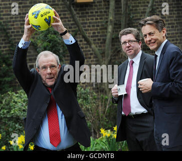 2018 l'ambasciatore Richard Caborn MP lancia un calcio nel giardino di 10 Downing Street, Londra, con la cattedrale dello sport Jerry Sutcliffe (centro) e il ministro della cultura ben Bradshaw, Dove insieme al primo ministro Gordon Brown hanno firmato una gigantesca maglia inglese per dimostrare il loro sostegno alla squadra della coppa del mondo inglese quest'anno. Foto Stock