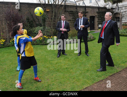 L'ambasciatore Richard Caborn MP della Coppa del mondo 2018 gioca a calcio nel giardino di Downing Street 10, Londra, Con i bambini della Bishop Challoner School di Londra e il Ministro della Cultura ben Bradshaw, Jerry Sutcliffe (centro) e il Ministro della Cultura, dove insieme al primo Ministro Gordon Brown hanno firmato una maglia gigante inglese per dimostrare il loro sostegno alla squadra della Coppa del mondo inglese quest'anno. Foto Stock