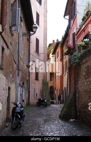 Vecchio e strada stretta a Roma. Italia Foto Stock