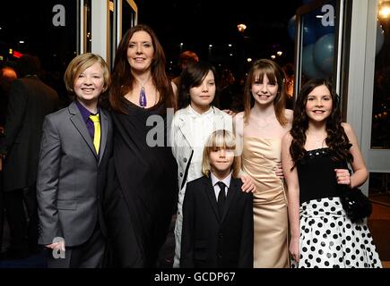 (Da sinistra a destra) Eros Valhos, direttore Susanna White, Asa Butterfield, Oscar Steer, Rosie Taylor Ritson e Lil Woods che arrivano per la prima mondiale di Nanny McPhee e The Big Bang, all'Odeon West End, Leicester Square, Londra Foto Stock