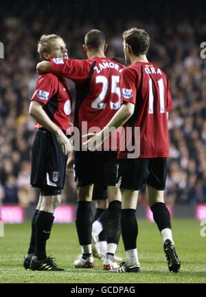 Il Bobby Zamora di Fulham si congratula con i compagni di squadra Damien Duff (A sinistra) e Zolten Gera dopo aver segnato i suoi lati primo gol del gioco Foto Stock