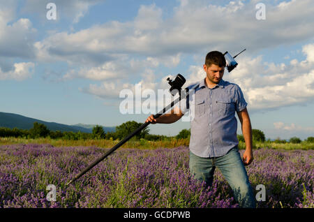 Geometra camminare in un campo di lavanda Foto Stock