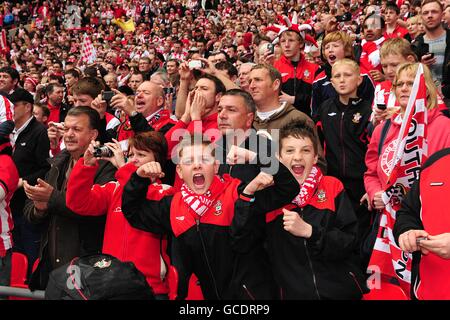 Calcio - Johnstone's Paint Trophy - finale - Carlisle United / Southampton - Wembley Stadium. I fan di Southampton festeggiano la vittoria del Johnstone's Paint Trophy Foto Stock