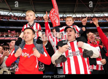 Calcio - Johnstone's Paint Trophy - finale - Carlisle United / Southampton - Wembley Stadium. I fan di Southampton festeggiano la vittoria del Johnstone's Paint Trophy Foto Stock