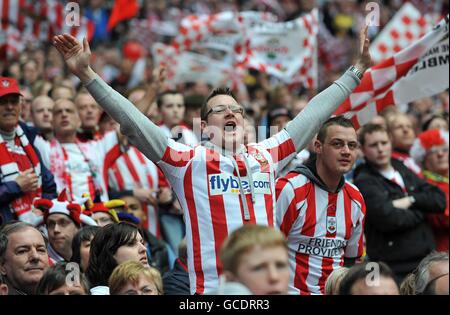 Calcio - Johnstone's Paint Trophy - finale - Carlisle United / Southampton - Wembley Stadium. I fan di Southampton festeggiano la vittoria della finale del trofeo di pittura di Johnstone negli stand Foto Stock