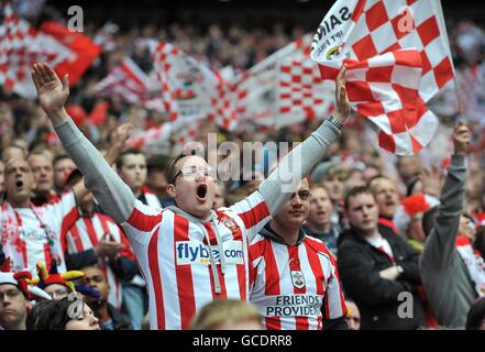 Calcio - Johnstone's Paint Trophy - finale - Carlisle United / Southampton - Wembley Stadium. I fan di Southampton festeggiano la vittoria della finale del trofeo di pittura di Johnstone negli stand Foto Stock