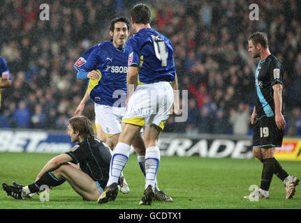 Peter Whittingham (seconda a sinistra) di Cardiff City festeggia con Gavin Rae dopo aver segnato il secondo gol come i giocatori di Leicester City Robbie Neilson (a sinistra) e Richie Wellens (a destra) mostrano la loro deiezione durante la partita del campionato Coca-Cola al Cardiff City Stadium di Cardiff. Foto Stock