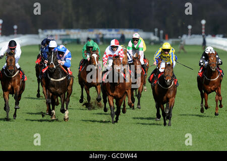 Corse di cavalli - Doncaster Shield Day - Ippodromo di Doncaster. Corridori e piloti in azione durante il williamhill.com - in Play handicap Stake Foto Stock