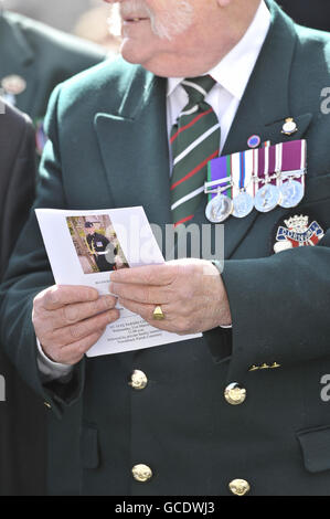 Un veterano detiene l'ordine di servizio fuori della Chiesa di St Ia, St Ives, Cornovaglia, dove il servizio funerario per il sergente Paul Fox dal reggimento di ingegnere 28, attaccato alla forza di rinascita della Brigata era tenuto. Foto Stock