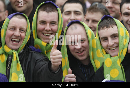 I Racegoers mostrano il loro sostegno con le sciarpe Kauto Star durante il totesport Cheltenham Gold Cup Day Foto Stock