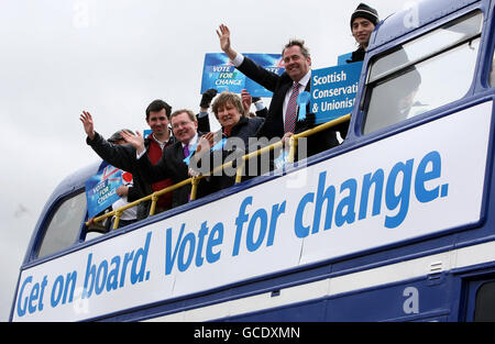 Il leader conservatore scozzese Annabel Goldie con David Mundell (seconda a sinistra) e Liam Fox (seconda a destra) mentre si trova sulla pista elettorale di Edimburgo. Foto Stock