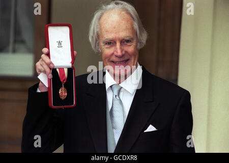 IL VETERANO PRODUTTORE DI DISCHI SIR GEORGE MARTIN MOSTRA IL SUO KNIGHTHOOD CHE HA RICEVUTO A BUCKINGHAM PALACE ALLA PRESENZA DELLA REGINA. Foto Stock