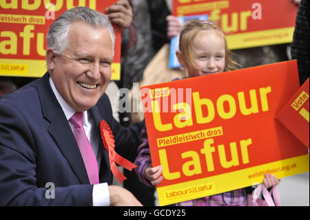 Il deputato laburista per Neath Peter Hain con Maci Davies, fautore di lavori di quattro anni, per le strade di Cardiff in Galles, dove ha lanciato la campagna elettorale generale del lavoro gallese. Foto Stock