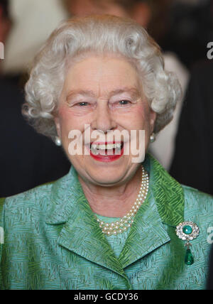 La Regina Elisabetta II in un ricevimento tenuto al Castello di Windsor per il progetto di pubblicazione della Bloomsbury Qatar Foundation. Foto Stock