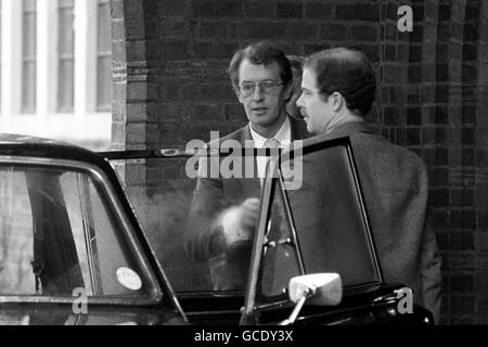 Attore Corin Redgrave arrivato a Mortlake crematorio per i funerali di suo padre Sir Michael Redgrave. Foto Stock