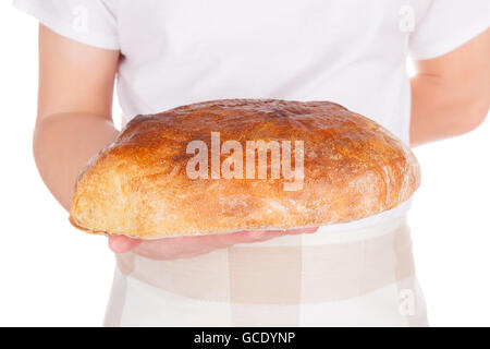 Baker holding fresca pane fatto isolato su sfondo bianco. Panetteria e Pasticceria. Foto Stock