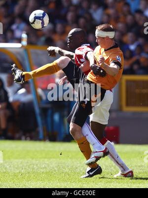 Mamady Sidibe di Stoke City (a sinistra) e Jody Craddock di Wolverhampton Wanderers (a destra) combattono per la palla. Foto Stock