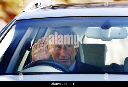 Il Principe di Galles assiste servizio domenicale Foto Stock