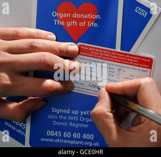 Una visione generale di una persona che si iscrona a una Donorcard NHS . Circa 800,000 persone hanno avuto i loro desideri circa l'uso dei loro organi erroneamente registrato a causa di un errore. Foto Stock