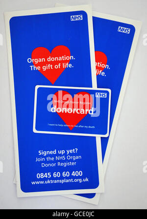 Una visione generale di una Donorcard NHS e di opuscoli. Circa 800,000 persone hanno avuto i loro desideri circa l'uso dei loro organi erroneamente registrato a causa di un errore. Foto Stock