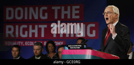 Il leader del Green Party John Gormley dà il suo discorso al Green Party Convention al Tower Hotel di Waterford, Irlanda. PREMERE ASSOCIAZIONE foto. Data immagine: Sabato 27 marzo 2010. Vedi PA storia POLITICA Green Ireland. Il credito fotografico deve essere: Niall Carson/PA Wire Foto Stock